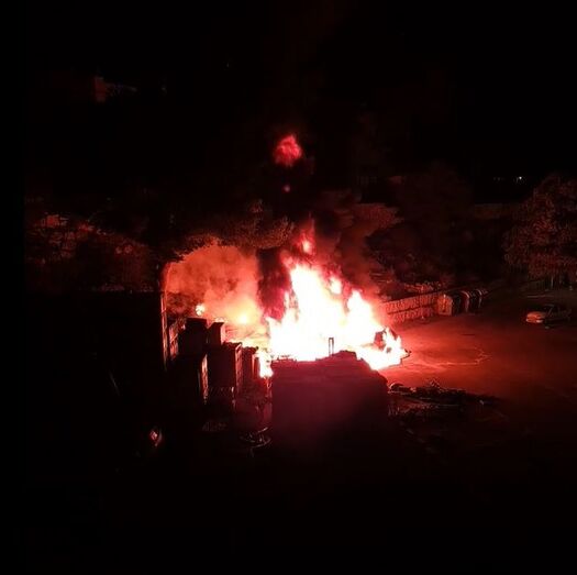 Arde una parte del parking de la lonja de Xàbia
