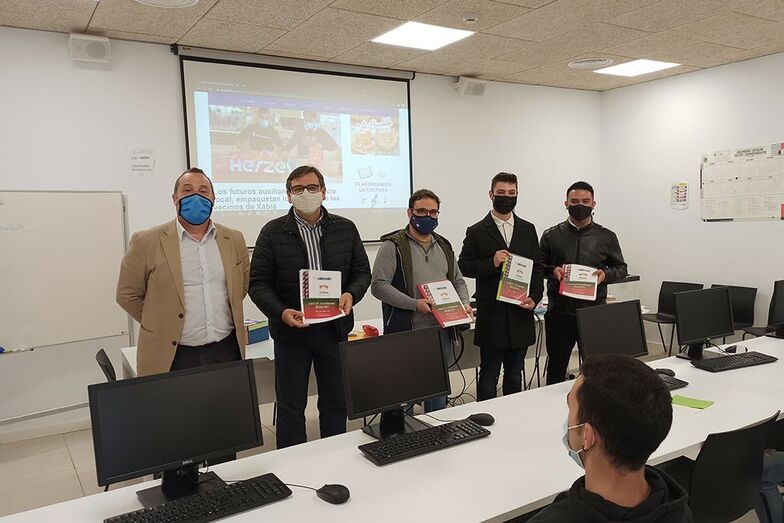 El alumnado de auxiliares de comercio valora los escaparates navideños de Xàbia