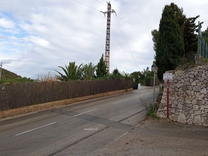 Una torre eléctrica de baja tensión de la carretera de la Guardia de Xàbia, fatal para una águila pescadora