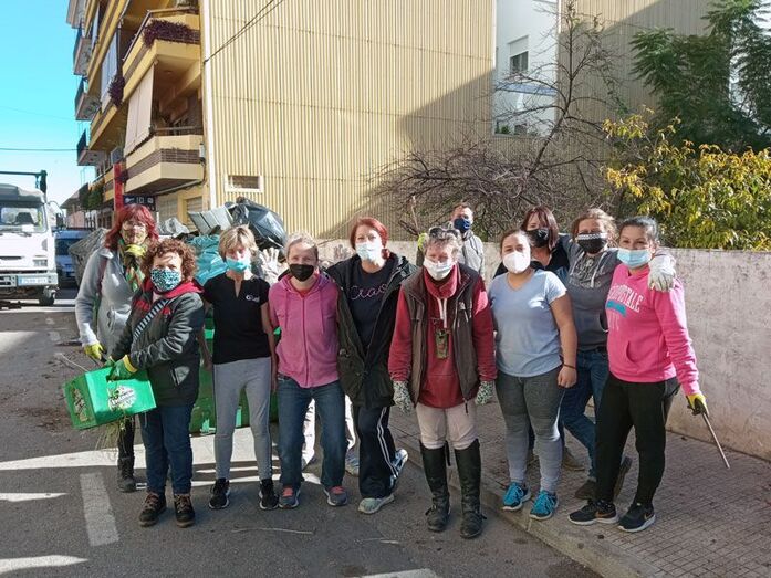 Una decena de voluntarios limpian una parcela de Thiviers que acoge una colonia de gatos