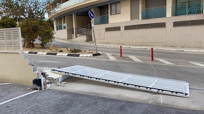 Los Bomberos intervienen en varias emergencias en la Marina Alta por el fuerte viento