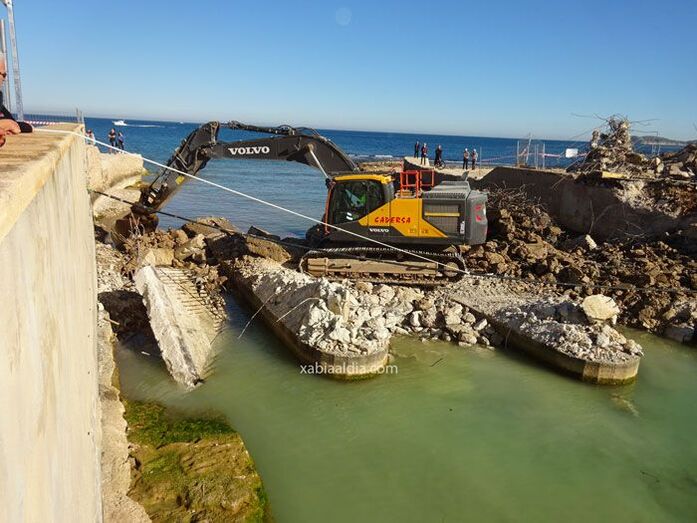 Retirar las bases del antiguo puente de Triana de Xàbia costará 115.000 euros
