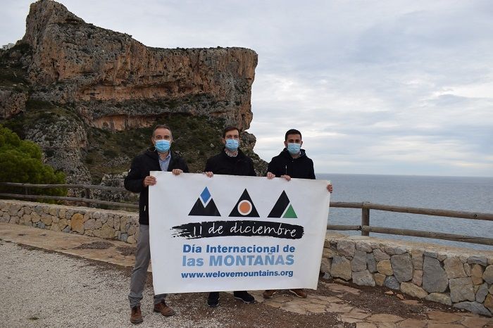 Los acantilados de Benitatxell acogerán en 2021 la tradicional caminata del Día de las Montañas en la Marina Alta