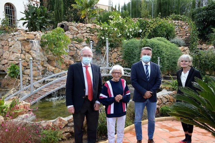 Fotonoticia: Felicitación especial a Rosa Maria Schaller