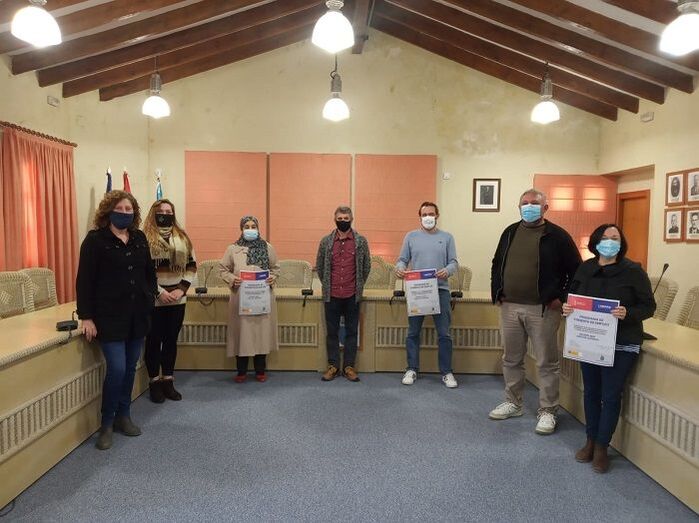 Gata contrata a cinco vecinos desempleados para reforzar la higiene y desinfección del municipio