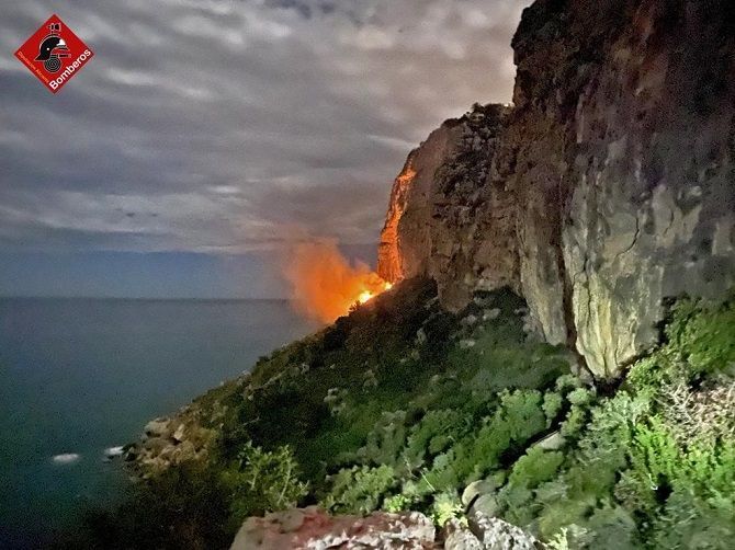 Extinguen de madrugada un incendio declarado en el Moraig de Benitatxell