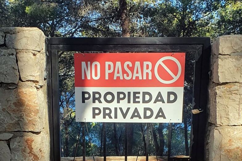 Ecologistas en Acción de la Marina Alta presenta una denuncia al Ayuntamiento por el cierre del paso de la Cala del Francés