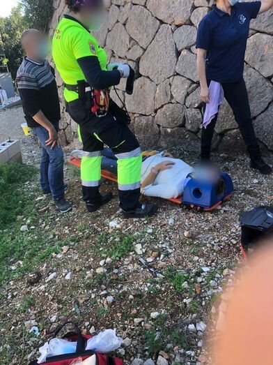 Cae desde un muro tras sufrir un accidente en la carretera de Les Planes