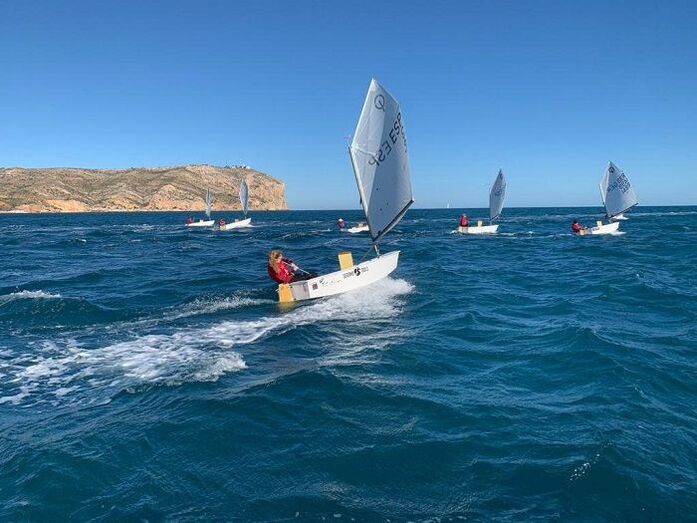 30 regatistas de optimist participan en la décima edición del Clínic Ciclón Sailing en el Club Náutico de Jávea