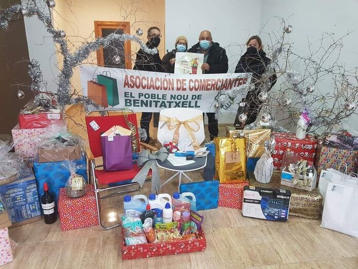 Un vecino de Xàbia es obsequiado con más de 40 regalos del comercio de Benitatxell