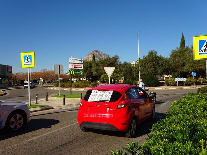 200 coches de empresarios de la hostelería de Xàbia reclaman un plan de rescate a las administraciones