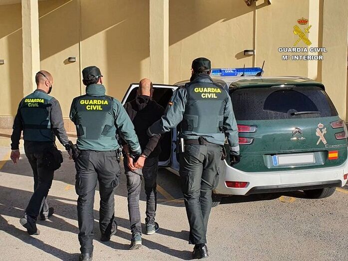 La Guardia Civil de Xàbia detiene a un vecino de Benitatxell que robaba en los coches aparcados en las playas y miradores