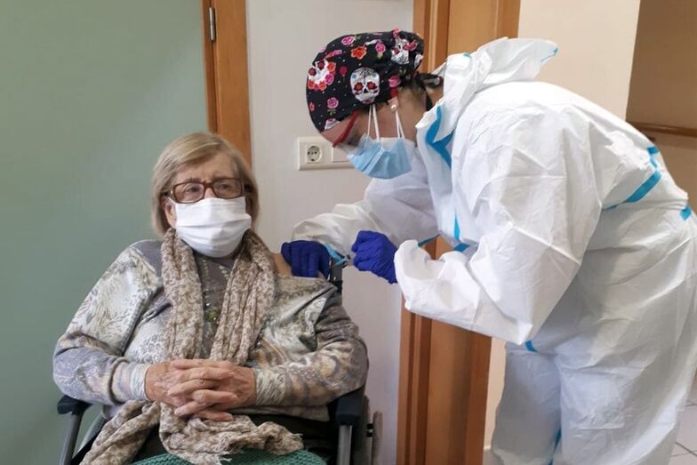 Los residentes y trabajadores del Asilo Hermanos Cholbi han recibido la segunda dosis de la vacuna frente a la COVID-19