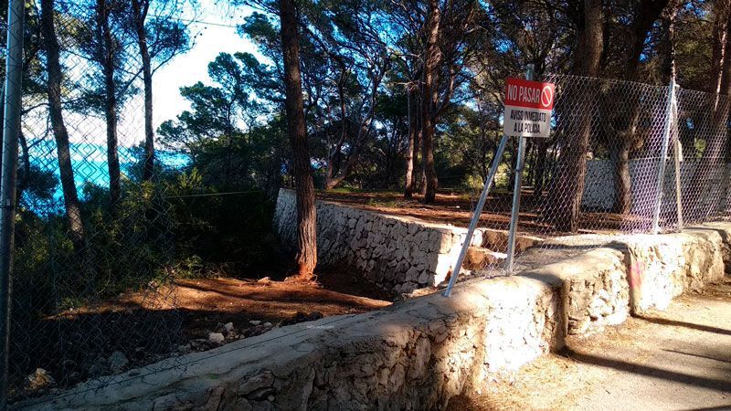 Aparece rota parte de la verja que rodea la parcela que da acceso a la Cala del Francés