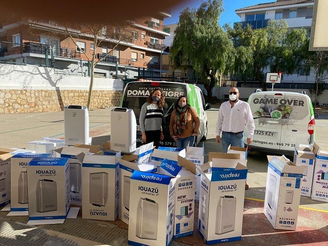Els pares i mares del Col.legi Mediterrània han comprat purificadors d'aire per al centre