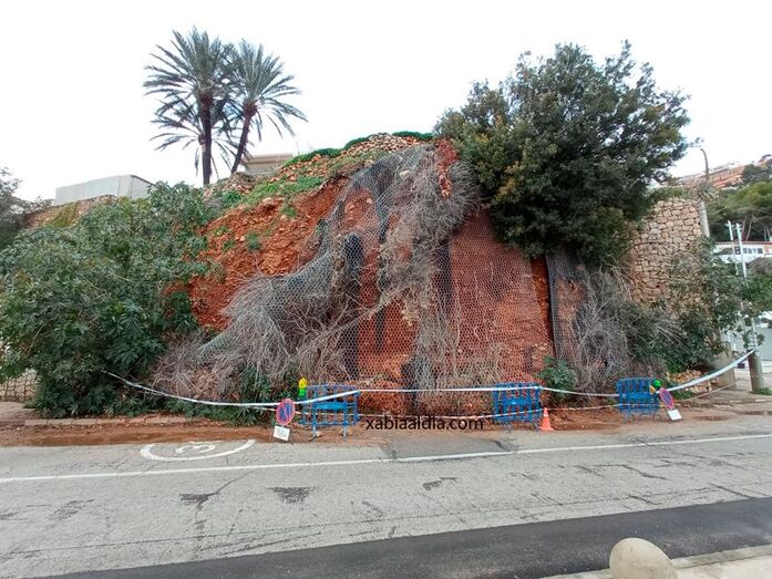 La empresa VialObra tendrá nueve meses para reforzar los taludes del puerto de Xàbia