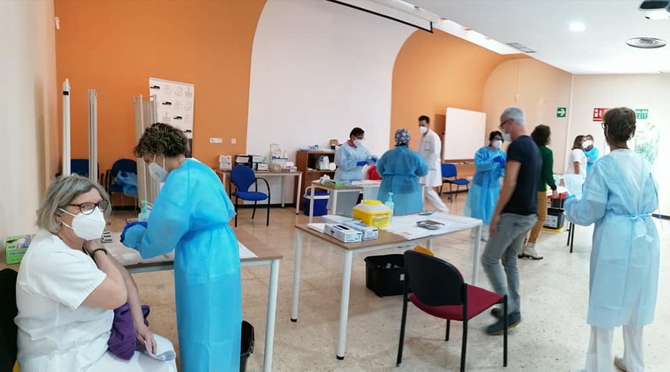El personal de La Pedrera recibe la vacuna de Moderna contra la Covid-19