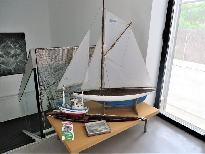 El velero de juguete que hay en la Biblioteca de Duanes de Xàbia