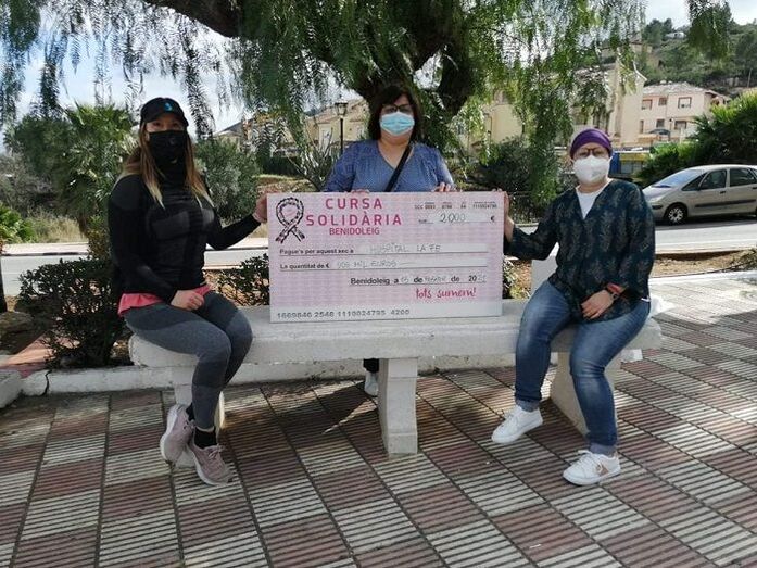 María Ferrer entrega los 2.000 euros reunidos en su rifa solidaria a la investigación del cáncer infantil