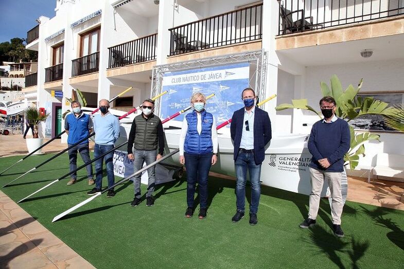 El Club Náutico de Jávea recibe una nueva embarcación para la sección de Remo