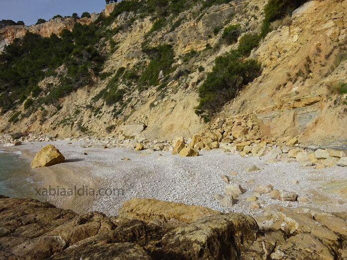 Aparece una gran roca en la playa de Cala Ambolo