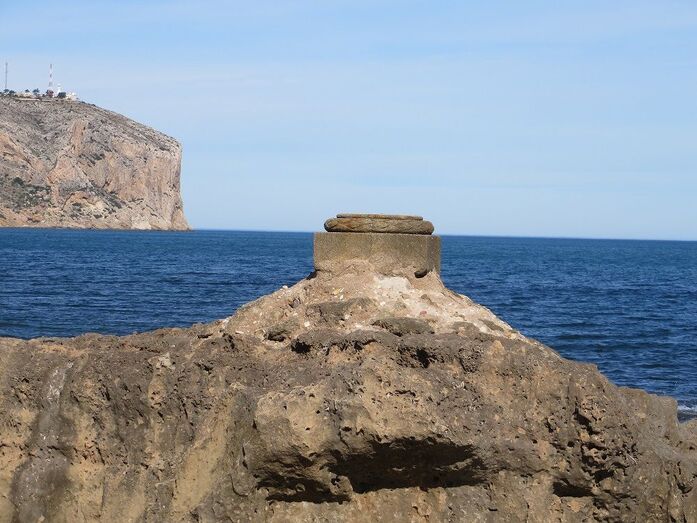La desaparecida columna rostral de la Cala del Ministro de Xàbia