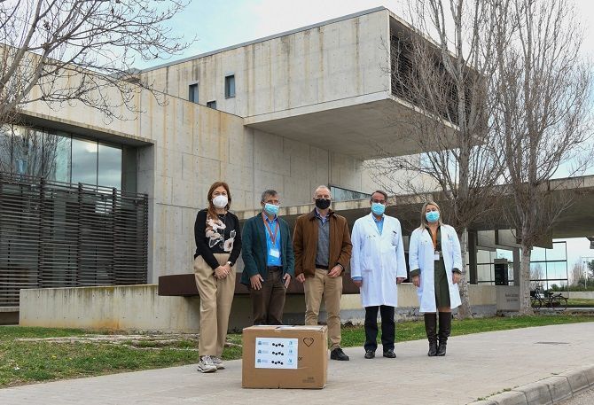 El Colegio de Médicos de Alicante dona al personal del Hospital de Dénia un millar de mascarillas
