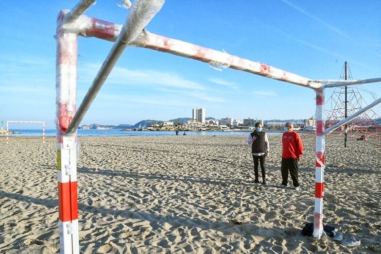 La práctica del handbol en Xàbia cuenta con dos nuevas porterías en El Arenal