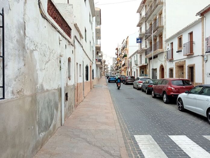 El Ayuntamiento de Xàbia anuncia ahora que reparará el pavimento de las rondas del centro histórico