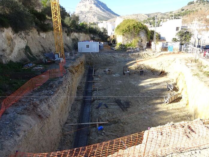 Una constructora levanta un bloque viviendas en el último terreno libre de la avenida de Ondara de Xàbia Una constructora levanta un bloque viviendas en el último terreno libre de la avenida de Ondara de Xàbia