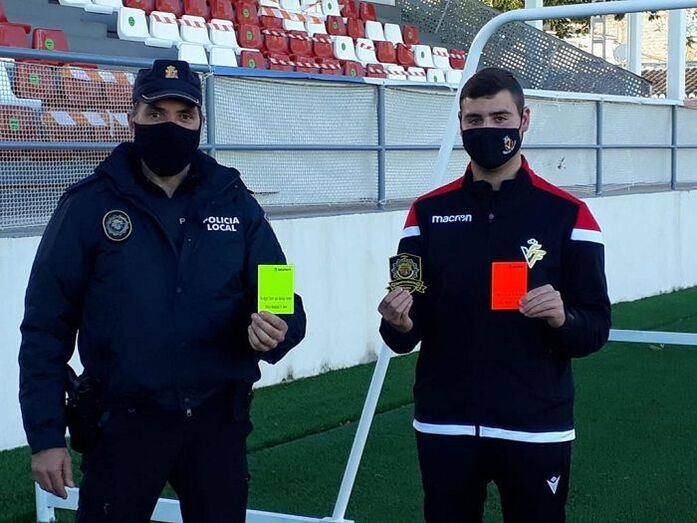 El árbitro xabiero Miguel Esteve se suma a la campaña de los escudos solidarios de la Policía Local de Xàbia