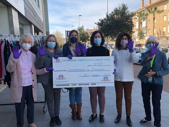 The Original Charity Shop & Library de Xàbia dona 550 euros para programas de apoyo a víctimas de violencia de género