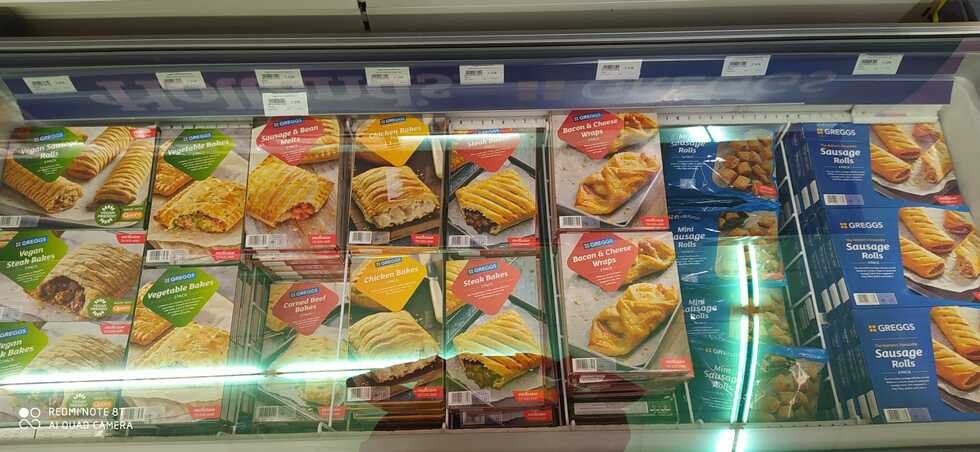 Los lineales del supermercado Overseas de Xàbia llenos tras recibir la matriz en dos semanas, 55 camiones