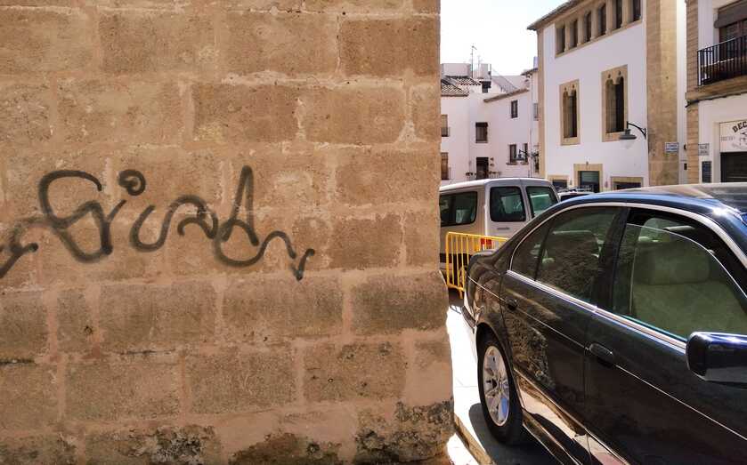 Aparece una pintada en una de las fachadas de la Iglesia de San Bartolomé