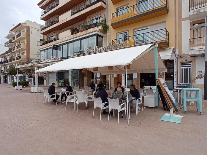 La hostelería reabre sus terrazas y devuelve la vida a las calles de Xàbia