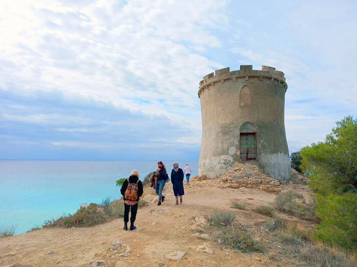 El alumnado de la Uned Senior de Xàbia visita la Malladeta en la Vila Joiosa como parte de su formación