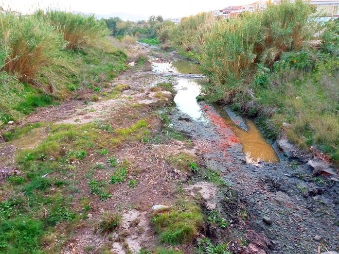 Una rotura en el alcantarillado lleva tiempo desechando toallitas y aguas residuales en el Gorgos