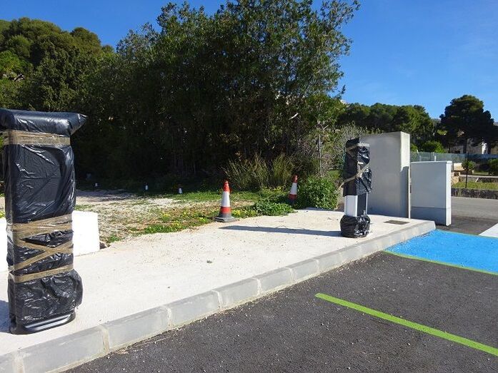 Servicios espera poder enchufar en los próximos días los cargadores del parking de Duanes