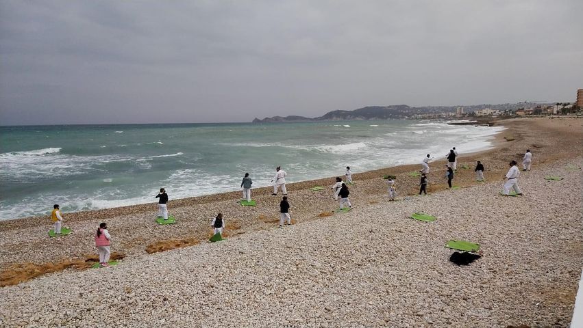 Entrenamiento reivindicativo de los karatecas del Club Washinkai de Xàbia en la playa del Benissero