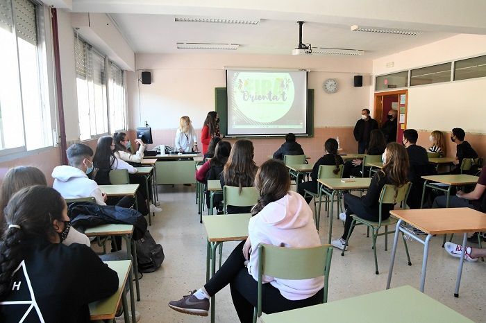 El Mercat de l'Estudiant visita los centros de secundaria para asesorar a los jóvenes de Xàbia sobre las alternativas de formación