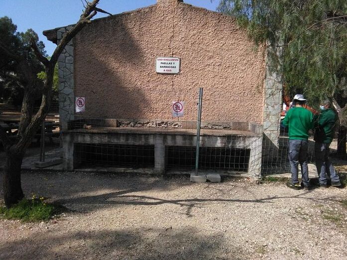El Ayuntamiento de Xàbia precinta los paelleros del parque Pinosol
