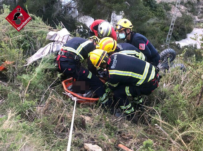 Rescatados dos turistas que han volcado con su quad en la Granadella