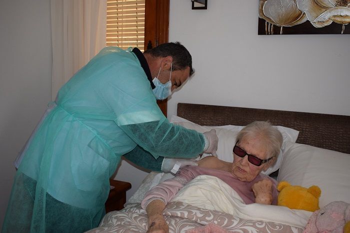 Benitatxell vacuna a sus grandes dependientes casa por casa