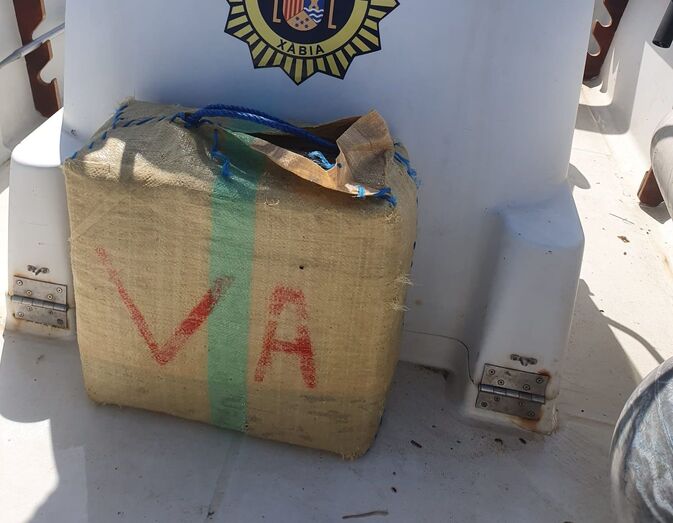 Aparecen dos fardos de hachís en el Portitxol de Xàbia