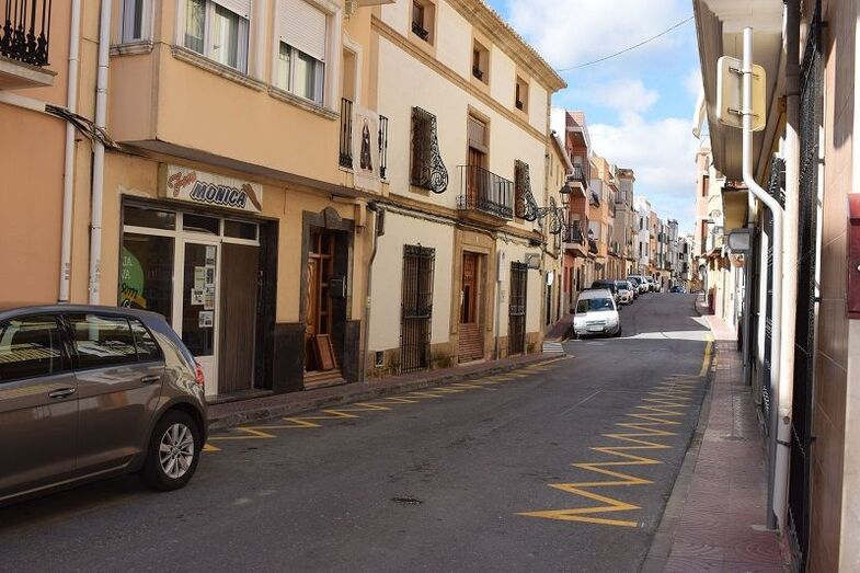 Benitatxell habilita tres zonas de parking para uso comercial en las calles Mayor y La Pau