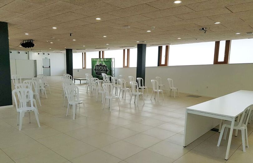La Sala del Portal del Clot de Xàbia se transforma para acoger la campaña de vacunación masiva
