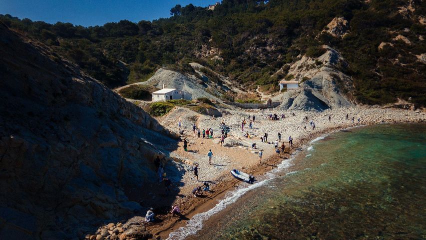 The Isbjorn Collective recoge más de 12 bolsas de basura de la Cala Sardinera