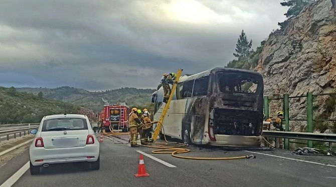 Evacúan a tiempo un autobús momentos antes de ser devorado por las llamas en la AP-7