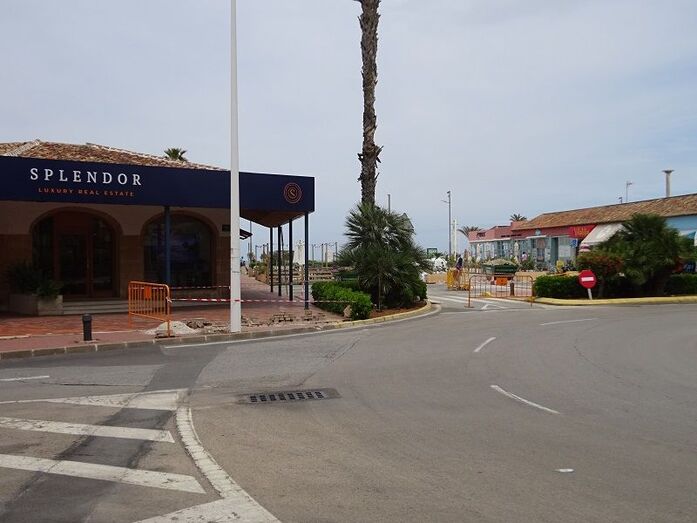 Servicios instala alumbrado en el parking central del Arenal tras años de reclamaciones de los comerciantes