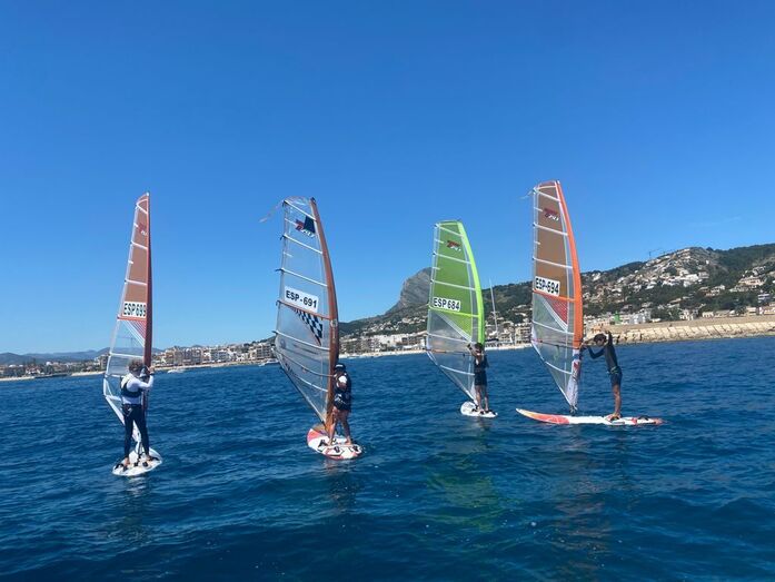 Cinco regatistas del Club Náutico Jávea participan en la Copa de España de Windsurf en Cádiz